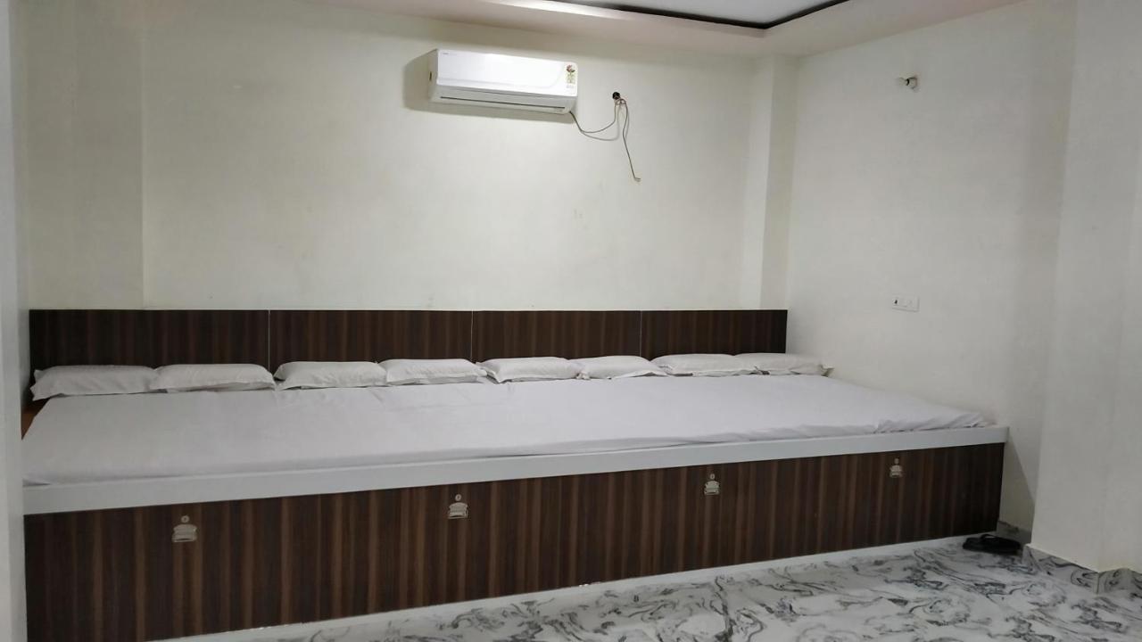 Rajlakshmi Guest House Mathura Ngoại thất bức ảnh